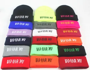 Vue à plat de bonnets tricotés colorés avec broderie Bad Hair Day en plusieurs tons