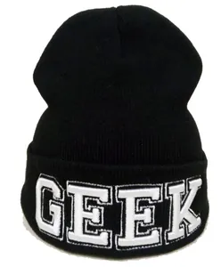 Détail du bonnet GEEK en maille noire avec broderie blanche contrastée