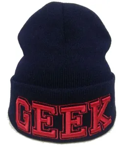 Détail de la broderie 3D GEEK rouge sur le revers du bonnet en maille bleu foncé