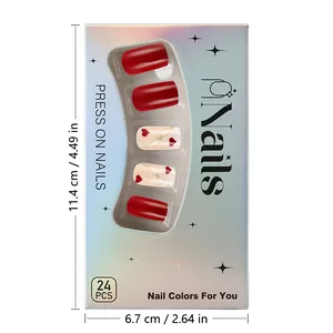 Faux ongles courts carrés avec cœurs rouges et vagues dorées en emballage holographique