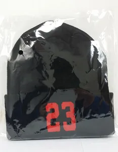 Dettaglio ricamo rosso numero 23 su berretto in maglia nera in confezione