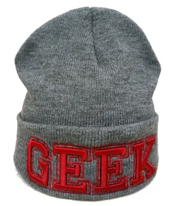 Gros plan du bonnet gris foncé en maille avec broderie rouge GEEK en relief sur le revers