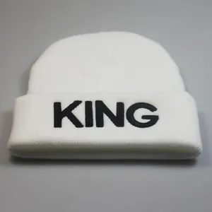 Weiße Rippstrickmütze mit schwarzer KING-Stickerei für Streetstyle und Winterwärme