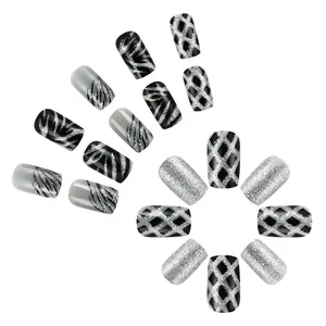 Faux ongles carrés de Noël avec paillettes argentées et motifs rayés noirs