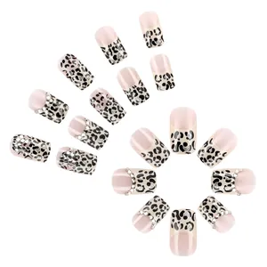 Unghie finte corte con stampa leopardata, glitter argento e decori di strass