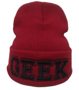 Gros plan sur la broderie 3D GEEK du bonnet en maille rouge foncé pour l'hiver