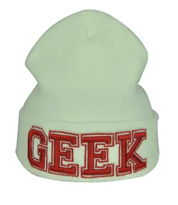 Vue détaillée du bonnet en maille crème avec broderie GEEK rouge sur le revers