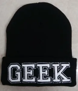 Gros plan sur la broderie GEEK en 3D sur le bord replié du bonnet en maille noir
