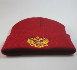 Bonnet en maille rouge foncé avec broderie détaillée de l'aigle bicéphale doré russe