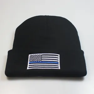 Detailansicht der US-Flagge mit blauer Linie Stickerei auf einer schwarzen Strickmütze