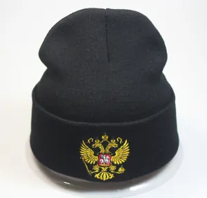 Bonnet noir en maille avec broderie de l'emblème russe et revers élastique