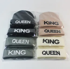 Nahaufnahme der King und Queen Strickmützen in Schwarz, Grau, Beige und Weiß