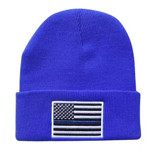 Detail der hochwertigen US-Flaggen-Stickerei auf einer dunkelblauen Strickmütze