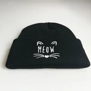Schwarze gerippte Strickmütze mit weißem Meow-Schriftzug und süßem Katzenmuster