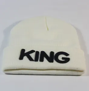 Detail der weißen Strickmütze mit schwarzem KING-Stick auf dem Umschlag für Paare