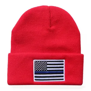 Rote Strickmütze mit gestickter Thin Blue Line USA-Flagge auf dem Umschlag