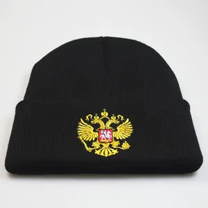 Bonnet en tricot noir avec blason russe brodé pour la chaleur hivernale en extérieur