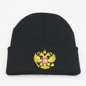 Détail de l'emblème national russe brodé en fil doré sur un bonnet noir tricoté
