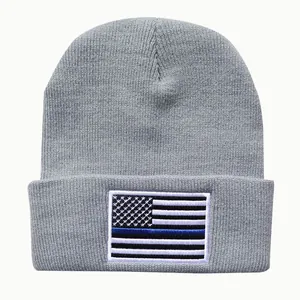 Graue Strickmütze mit einer US-Flaggen-Stickerei mit dünnem blauen Streifen