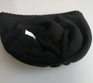 Klassische schwarze Strickmütze mit warmem Fleecefutter und Acrylmaterial-Übersicht