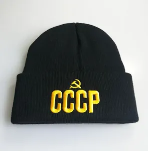 Detailaufnahme der gelben CCCP-Stickerei auf einer schwarzen gerippten Strickmütze