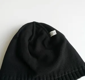 Klassische schwarze Strickmütze mit Fleecefutter aus Acryl für Winterwärme mit Rippstrick