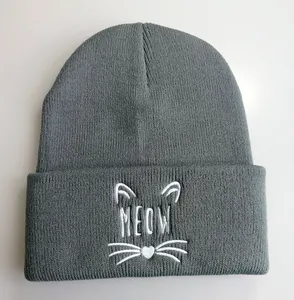 Graue Strickmütze mit weißer Meow Katzen-Stickerei und breitem Umschlag