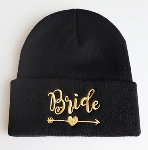 Schwarze Strickmütze mit goldener BRIDE Bestickung und Herzpfeil für Hochzeiten