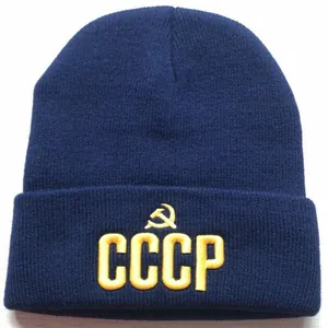 Detail der hochwertigen gelben CCCP-Stickerei auf einer dunkelblauen Strickmütze