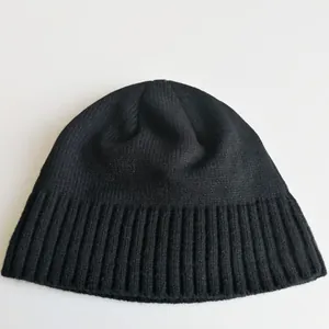 Schwarze gerippte Strickmütze für Herren mit Fleecefutter und breitem Umschlag