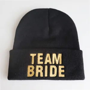 Schwarze Strickmütze mit goldener Team Bride Stickerei für Hochzeiten und Feiern