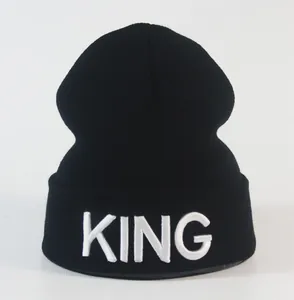 Detail der weißen KING Stickerei auf dem Umschlag einer schwarzen Strickmütze