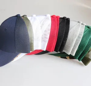 Detailansicht mehrfarbiger Mesh-Trucker-Caps mit atmungsaktivem Netz und fester Krempe