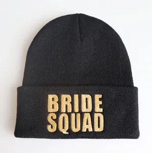 Schwarze Strickmütze mit goldener Bride Squad Bestickung für Hochzeitsfeiern