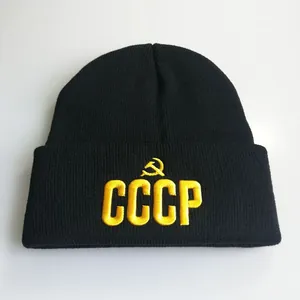 Schwarze Strickmütze mit gelber CCCP-Stickerei und Hammer-Sichel-Symbol am Umschlag