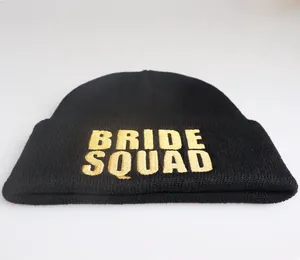 Detailansicht der goldenen Bride Squad Stickerei auf einer schwarzen Strickmütze Beanie