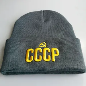 Graue Strickmütze mit gelber CCCP Stickerei und Hammer-Sichel Logo am Umschlag