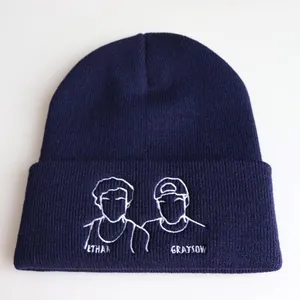 Berretto in maglia blu scuro con ricamo ritratto Ethan e Grayson sul risvolto