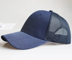 Klassische dunkelblaue Trucker Cap mit Mesh-Rückseite und gebogenem Schirm für Erwachsene
