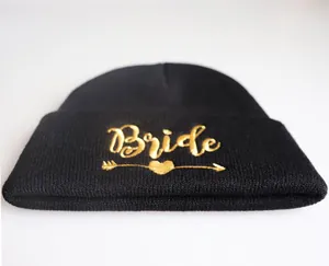 Detailansicht der goldenen Bride-Stickerei und Herz auf schwarzer Beanie-Mütze