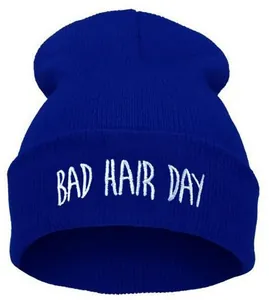 Vue détaillée de la broderie blanche Bad Hair Day sur un bonnet en maille bleue