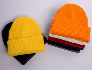 Detailansicht bunter Rippstrick-Beanies mit verschiedenen leuchtenden Stofffarben
