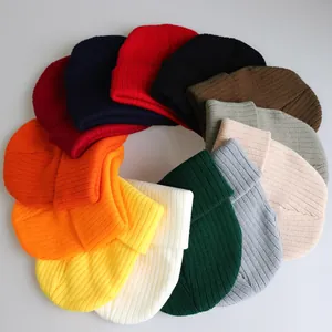 Flachbild von Strickmützen in verschiedenen Farben mit texturierten Rippstrick-Details