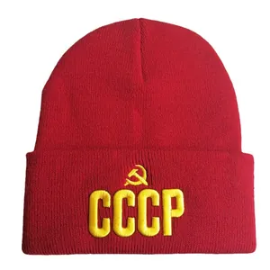 Rote Strickmütze mit gelber CCCP UdSSR Stickerei und Hammer-Sichel-Motiv am Umschlag