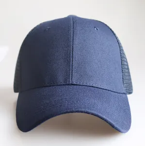 Klassische dunkelblaue Mesh Trucker Cap mit atmungsaktiven Einsätzen und Baumwollfront