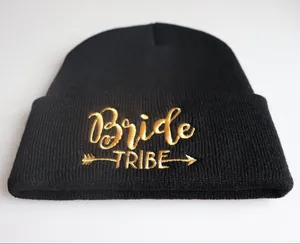 Detailaufnahme der goldenen Bride TRIBE Stickerei auf einer schwarzen Strickmütze