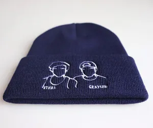 Dettaglio ravvicinato del berretto in maglia blu scuro con ricamo Ethan e Grayson