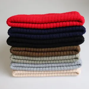 Gestapelte Sammlung von Oversize-Strickmützen in sieben verschiedenen Herbst-Winter-Farben