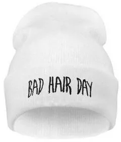 Détail du bonnet blanc en maille avec broderie noire Bad Hair Day sur le revers