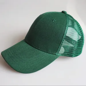 Detail der dunkelgrünen Trucker-Cap mit atmungsaktivem Mesh und Baumwoll-Frontpanels